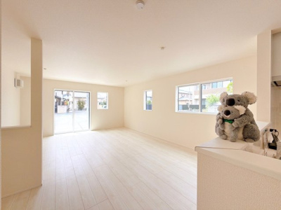 【居間・リビング】 | 高崎市上並榎町　新築住宅 | 窓から差し込む陽光がリビングでくつろぐ家族を暖かく包み込みます。生活の中心となるLDKで贅沢な時間を家族とお過ごしください。