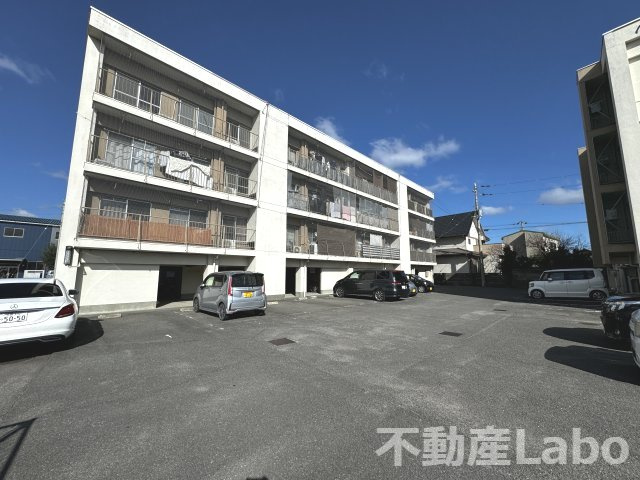 メゾンB　の駐車場