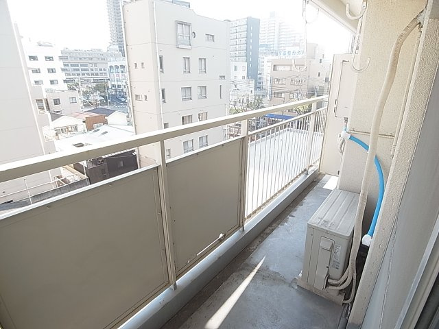 テスラ兵庫のバルコニー|広々した南向きのバルコニー