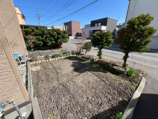 真栄１条２丁目 戸建の庭|綺麗に整えられた南面のお庭です