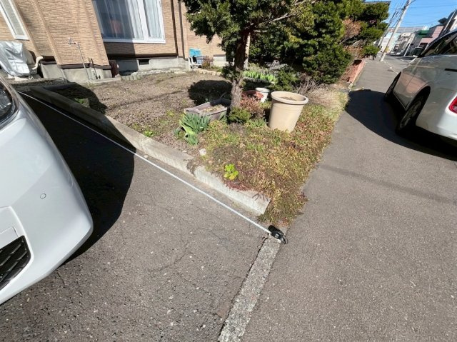 真栄１条２丁目 戸建の駐車場|建物向って左側の駐車スペースは奥行 約５ｍございます