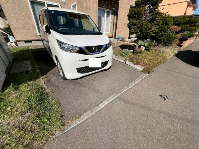 真栄１条２丁目 戸建の駐車場|建物向って左側の駐車スペースは横幅 約２．５ｍございます