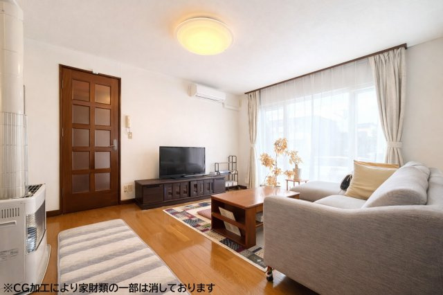 真栄１条２丁目 戸建の居間・リビング|窓が大きく陽が差し込むＬＤＫ１８帖