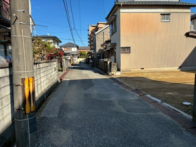 「ダブルウォークインクローゼット完備」南国市大そね甲　新築一戸建ての前面道路含む現地写真|前道にゆとりがあるから、毎日の出し入れもストレスフリーです