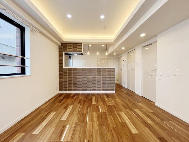【居間・リビング】 | 北参道ダイヤモンドパレス | くつろぎの空間であるLDKを、バルコニー側から写しました。明るく、そして奥行きのある様子をご確認ください。～即日のご見学可能～　お問合せはお気軽にどうぞ。
