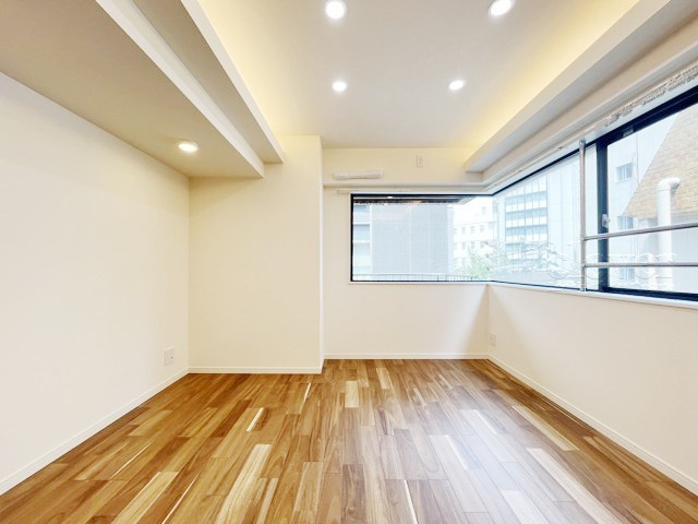 【居間・リビング】 | 北参道ダイヤモンドパレス | 広く明るいLDKの特徴は、二面の窓から光を取り入れられる構造になっていること。多くの時間を過ごすこの空間が明るいことは、何よりの満足感に繋がります。～即日のご見学可能～　お問合せはお気軽にどうぞ。
