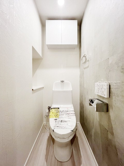 【トイレ】 | 北参道ダイヤモンドパレス | 上部に収納を備えたトイレです。自宅の中でも最もプライベートな空間だからこそ、ほしい「落ち着き」がここにあります。～即日のご見学可能～　お問合せはお気軽にどうぞ。
