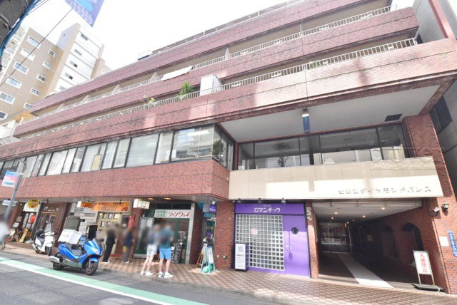 【外観】 | 北参道ダイヤモンドパレス | 青空によく映える建物です。手入れの行き届いた外壁やマンション正面エントランスなど、綺麗な姿をぜひ一度、現地にてご覧ください。～即日のご見学可能～　お問合せはお気軽にどうぞ。
