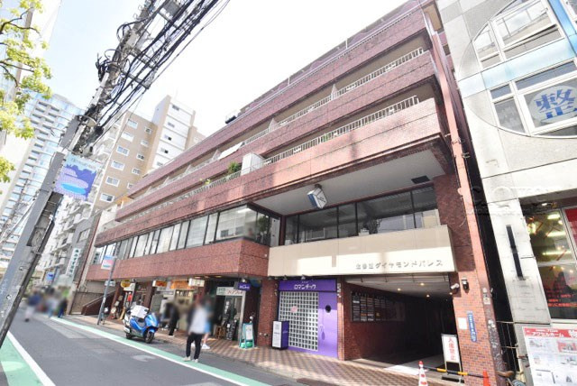 【現況写真】 | 北参道ダイヤモンドパレス | 外観と前面道路の様子。　～即日のご見学可能～　お問合せはお気軽にどうぞ。

