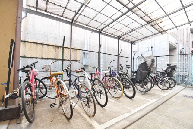 【駐輪場】 | 北参道ダイヤモンドパレス | 自転車置き場。マンションの共用部にあたります。空きの有無や駐輪料金、各戸の台数制限などについては、改めてお問い合わせください。～即日のご見学可能～　お問合せはお気軽にどうぞ。
