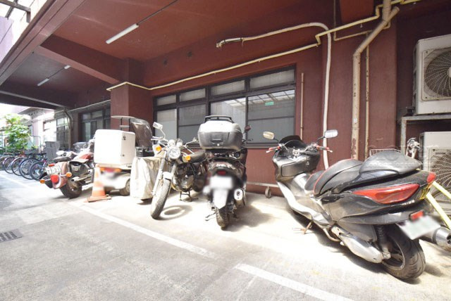 【駐車場】 | 北参道ダイヤモンドパレス | バイク置き場。空き区画の有無や駐輪料金、サイズおよび排気量規定などについては、改めてお問い合わせください。～即日のご見学可能～　お問合せはお気軽にどうぞ。
