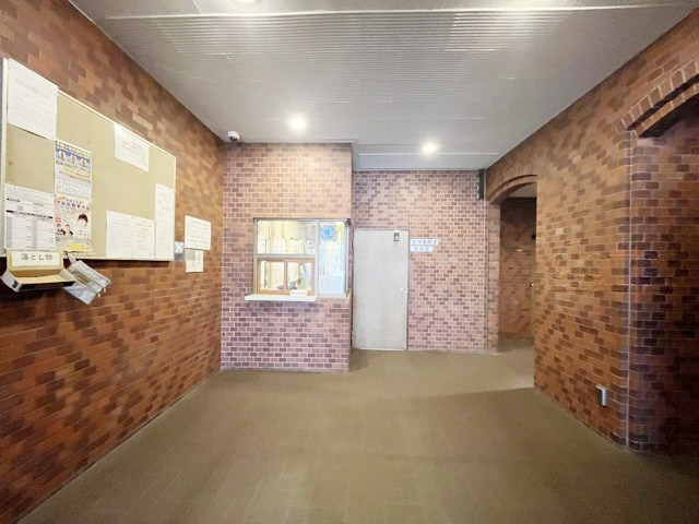 【ロビー】 | 北参道ダイヤモンドパレス | 集合ポストなどを備えたエントランスホール。ここもマンションの顔となる部分であり、しっかりと清掃の行き届いたさまに安心感をおぼえます。～即日のご見学可能～　お問合せはお気軽にどうぞ。
