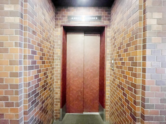 【設備】 | 北参道ダイヤモンドパレス | バリアフリーの強い味方、エレベーターが設置されています。メンテナンスに手間と費用がかかる設備ですが、あるとないとでは大違い。～即日のご見学可能～　お問合せはお気軽にどうぞ。
