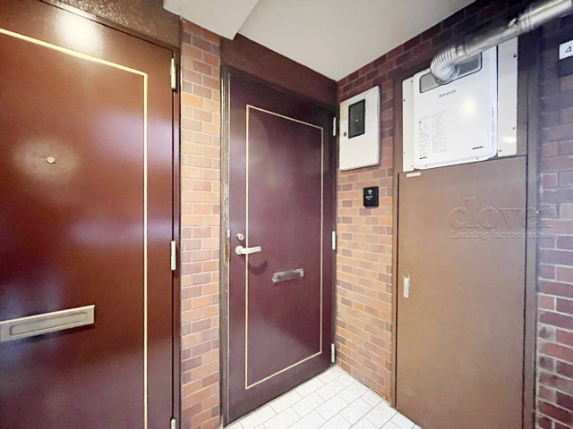 【その他共用部分】 | 北参道ダイヤモンドパレス | 皆様をお迎えする、お部屋の玄関ドア。開けやすさや開放角度、ドアノブの操作しやすさや鍵の形状などを、現地で一度ご確認ください。～即日のご見学可能～　お問合せはお気軽にどうぞ。
