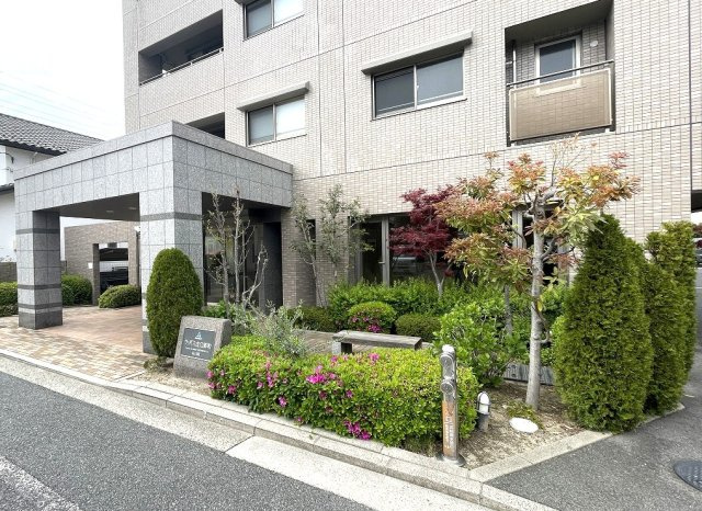 サーパス古江新町のその他|季節の移ろいを肌で感じることができるエントランスの外観です。