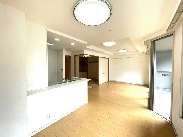 サーパス古江新町の居間・リビング|家族がつどうＬＤＫは約17.0帖の広さです。