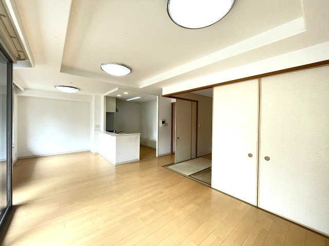 サーパス古江新町の居間・リビング|会話がはずむカンター付きキッチンです。