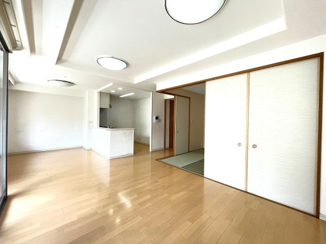 サーパス古江新町の居間・リビング|会話がはずむカンター付きキッチンです。