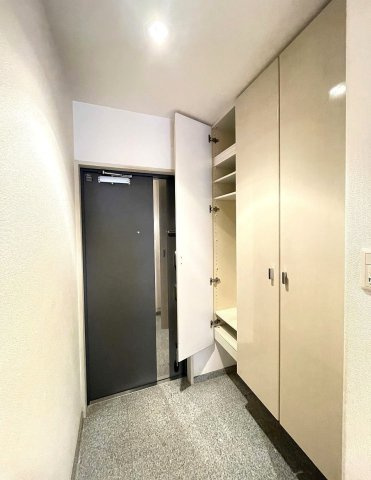 サーパス古江新町の玄関|玄関には大きめの収納が配置されています。