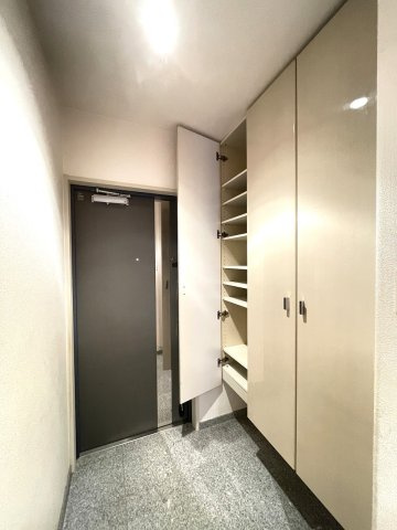 サーパス古江新町の玄関|玄関には大きめの収納が配置されています。