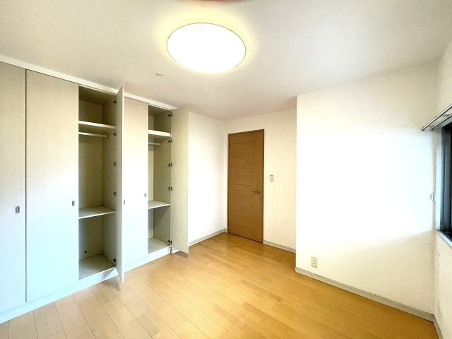 サーパス古江新町の洋室|収納が配置されている約６．４帖のお部屋です。