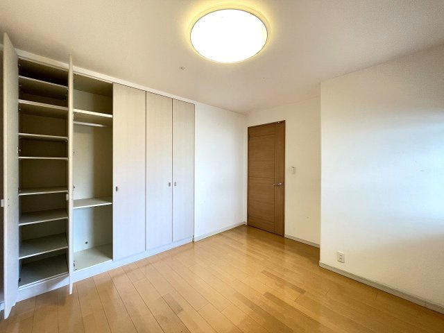 サーパス古江新町の洋室|収納が配置されている約６．４帖のお部屋です。