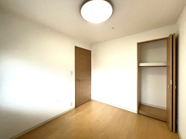サーパス古江新町の洋室|約5.0帖のお部屋にも収納が配置されています。