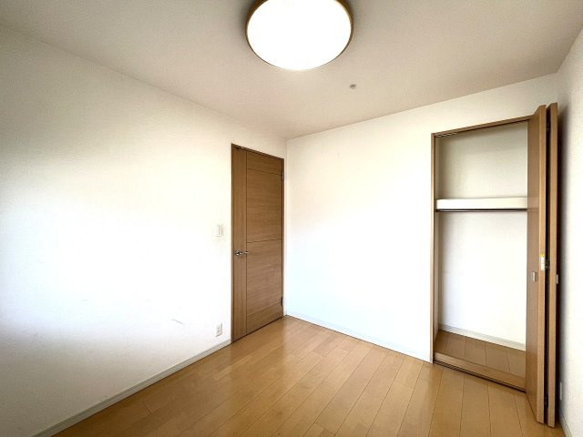 サーパス古江新町の洋室|約5.0帖のお部屋にも収納が配置されています。