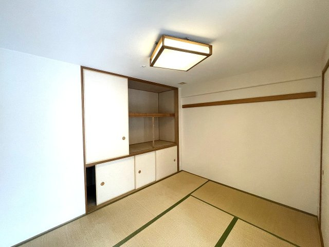 サーパス古江新町の和室|間仕切りを使用することで独立した部屋でも利用できる６畳の和室です。