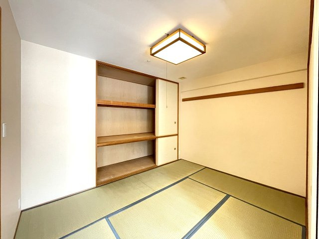 サーパス古江新町の和室|間仕切りを使用することで独立した部屋でも利用できる６畳の和室です。