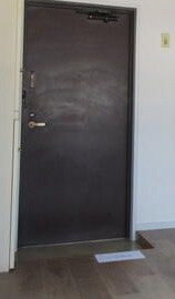 泉ビルの玄関