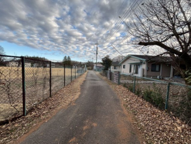日光市猪倉　中古戸建の前面道路含む現地写真