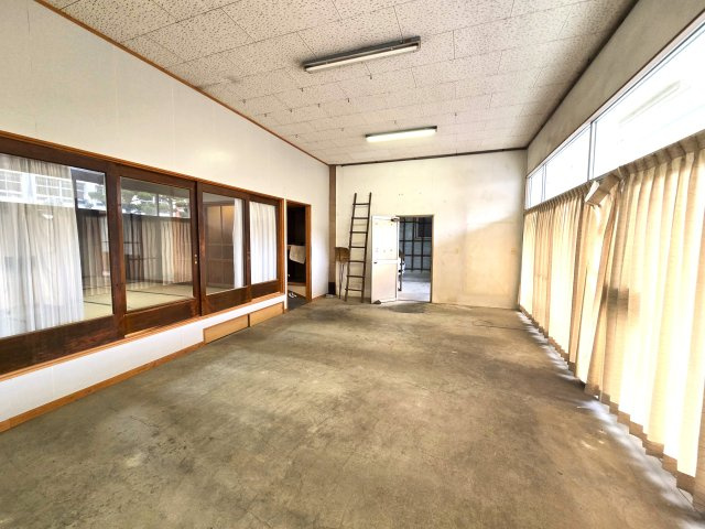 井原貸事務所兼居宅の内装