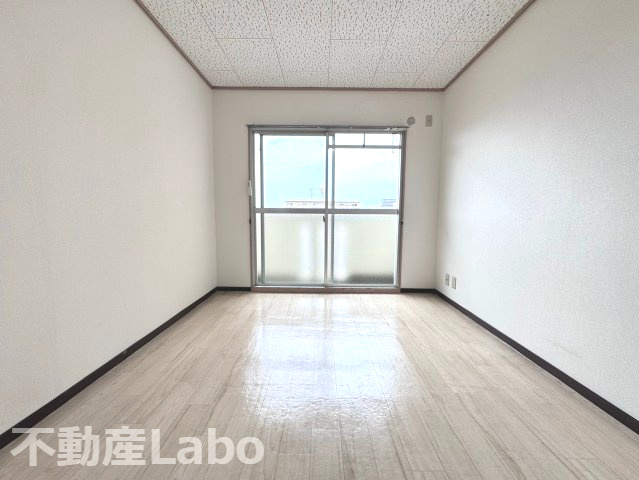 八番町リバーハイツの洋室