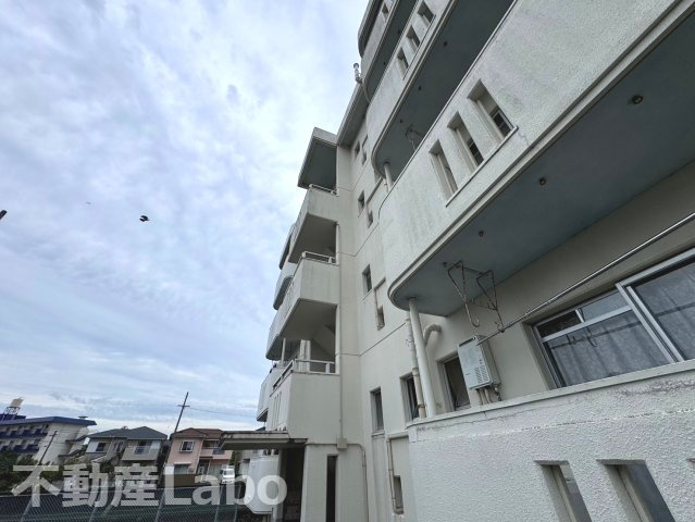 八番町リバーハイツの駐車場