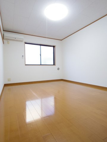 小平市上水本町２丁目のアパートの居間・リビング