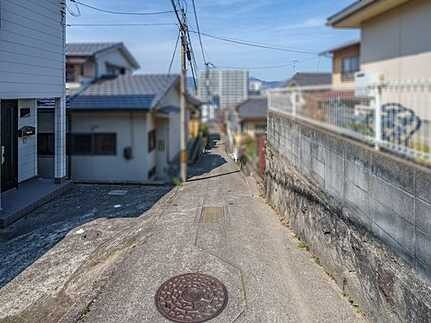 広島市牛田南１丁目　中古一戸建ての前面道路含む現地写真