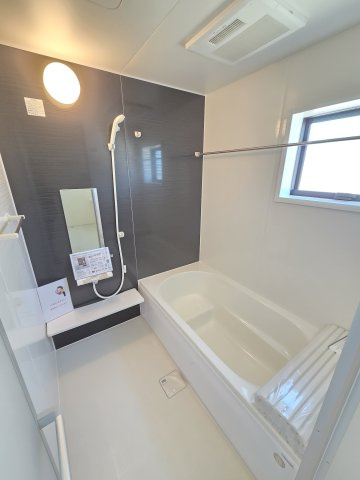 新築　伊勢崎市国定町第3　2号棟　Livele Garden.Sの浴室|現地写真　1坪サイズのユニットバス。浴室暖房乾燥機付きなので、ヒートショック予防や梅雨時期の室内欲しもできちゃいます！
