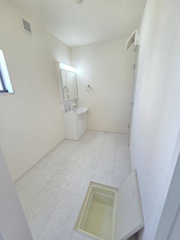 新築　伊勢崎市国定町第3　2号棟　Livele Garden.Sの洗面所|現地写真　洗面脱衣所は3帖と広々！収納棚もついており便利です！