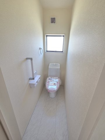 新築　伊勢崎市国定町第3　2号棟　Livele Garden.Sのトイレ|現地写真　トイレは温水洗浄機能付きです！手すりもついているので小さいお子様からご年配の方まで使いやすいですよ！