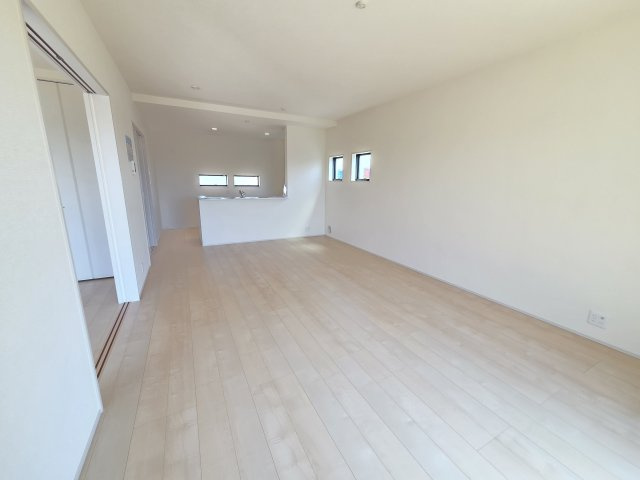 新築　伊勢崎市国定町第3　2号棟　Livele Garden.Sの居間・リビング|現地写真　広々16帖のリビング！家族団らんを楽しめそうです♪