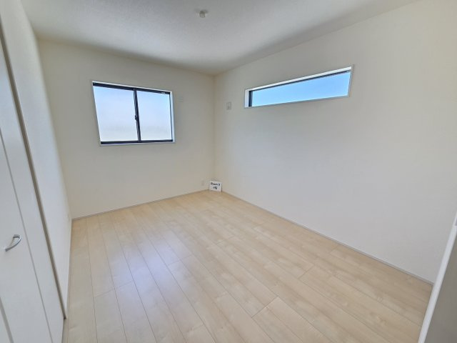 新築　伊勢崎市国定町第3　2号棟　Livele Garden.Sの洋室|現地写真　全居室収納付きなのでお部屋が片付きますね！