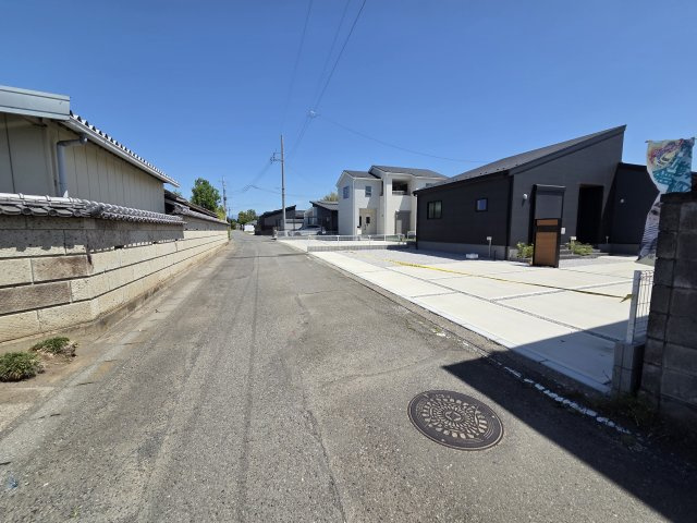 新築　伊勢崎市国定町第3　2号棟　Livele Garden.Sの前面道路含む現地写真|現地写真　西側前面道路幅員約4.6ｍ　南側前面道路幅員約9.3ｍ