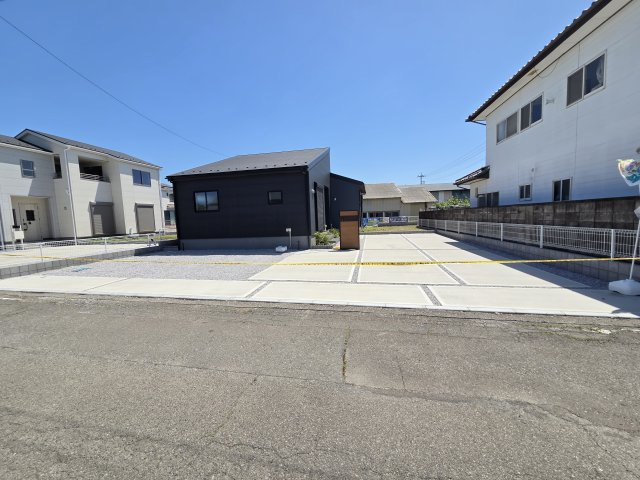 新築　伊勢崎市国定町第3　2号棟　Livele Garden.Sの駐車場|現地写真　駐車は建物西側に並列4台可能です！