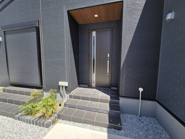 新築　伊勢崎市国定町第3　2号棟　Livele Garden.Sの玄関|現地写真　TVモニター付きドアホンはポストと一体型！
