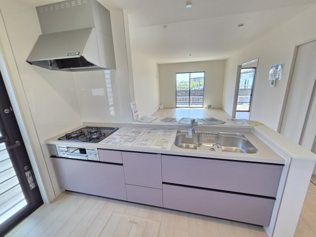 新築　伊勢崎市国定町第3　2号棟　Livele Garden.Sのキッチン|現地写真　2550ｍｍサイズのキッチンは作業スペースが広く使いやすいです！シンクも広々で洗い物も楽々♪