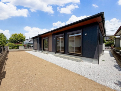 【外観】 | 前橋市高花台　平屋　新築住宅 | 完成済み！いつでも新生活を始めることができます。
開放感あるLDK！
陽当り、風通しも良い暖かな住まいです。
KOALIVE （コアライブ）【0120-919-727】
