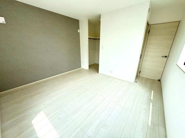 長泉町竹原１期　全１棟の寝室|やわらかな光が入る居室は明るく穏やかな時間が流れます♪