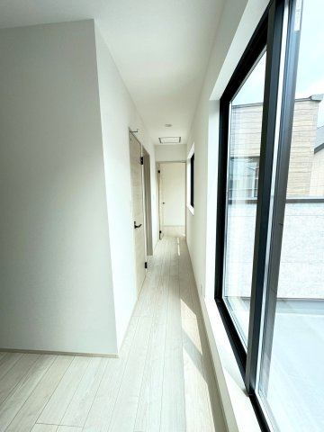 長泉町竹原１期　全１棟のその他|2階廊下も明るい空間です。
