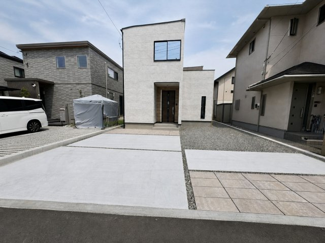 長泉町竹原１期　全１棟の駐車場|駐車スペースはコンクリート仕上げになっているため、雨の日も足元が気になりません♪